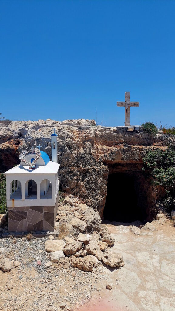 Pećinska kapela kod plaže i crkve Agia Thekla - dragulj Mediterana