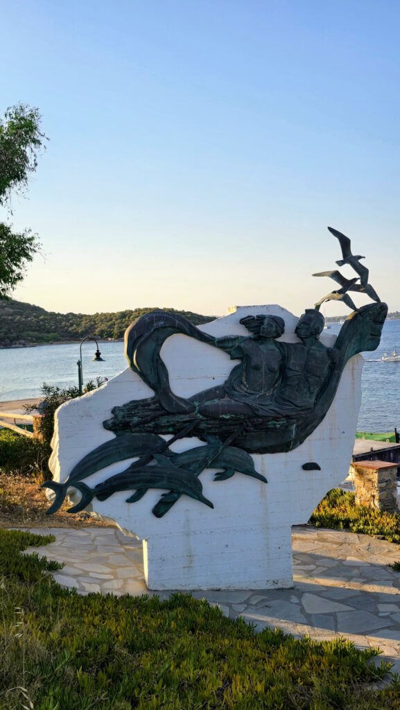 Spomenik pored luke na Amuljaniju